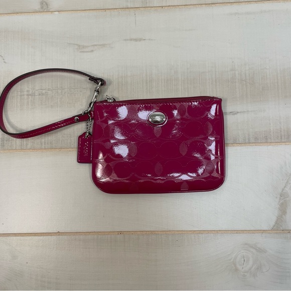 NWOT Coach F52282 Raspberry Embossed Patent Wristlet - Picture 2 of 7